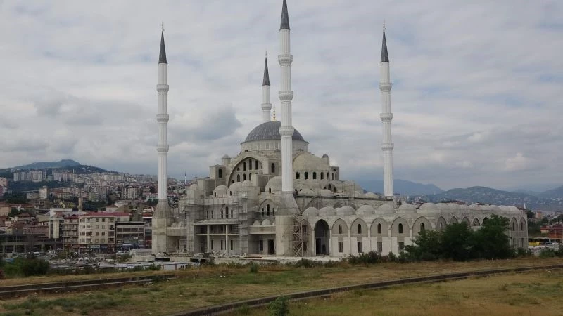Doğu Karadeniz’in en büyük cami ve külliyesinin kaba inşaatı tamamlandı

