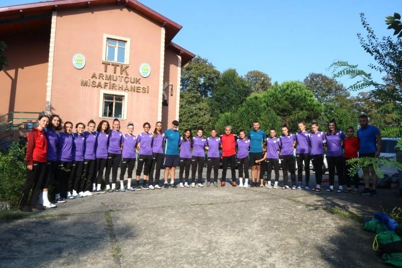 Kadın futbolcular Kandilli’de kampa girdi
