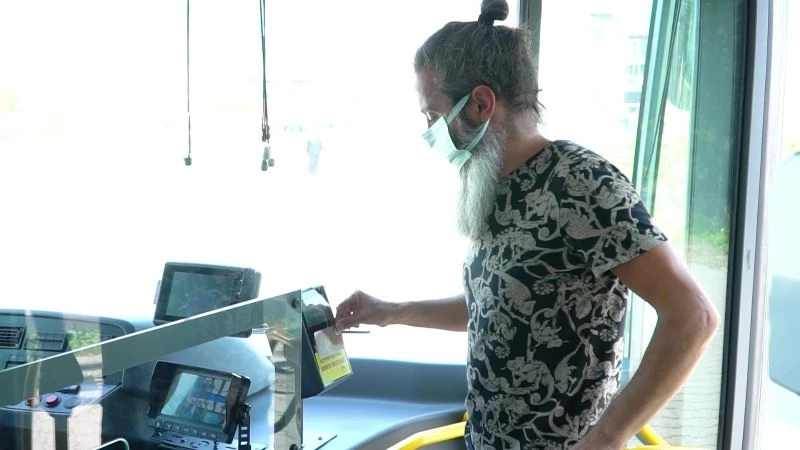 Yolcular önce şaşırdı sonra alkışladı
