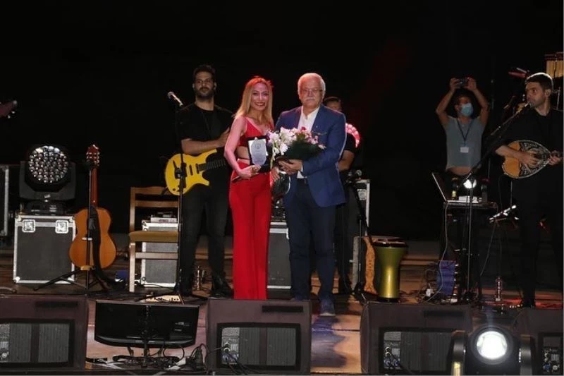 Ziynet Sali Burhaniye’de sahne aldı
