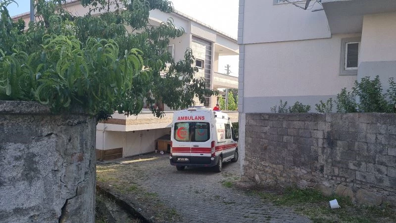 Fındık dalını keserken ayağını kesti
