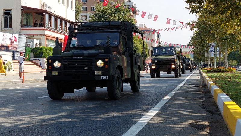 Tekirdağ’da Zafer Bayramı: Vatandaşlar askeri araçların geçişini büyük bir ilgiyle izledi
