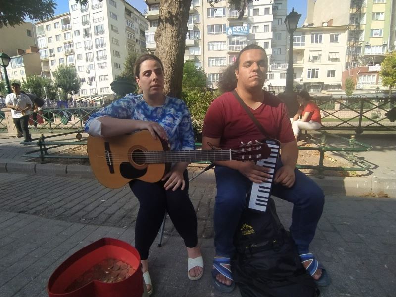 Görme engelli İranlı gençler geçimlerini müzikten sağlıyor
