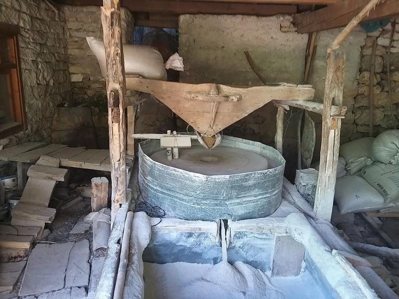 330 yıllık su değirmeni adeta zamana direniyor
