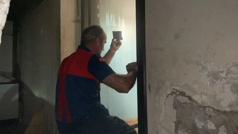 Buzdolabından çıkan yangın evi küle çevirdi
