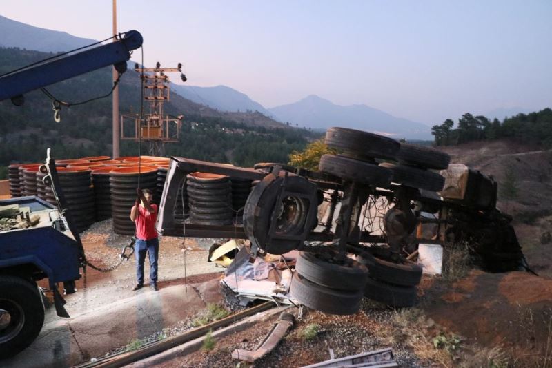 Adana’da kaçış rampasında beton bariyere çarpan kamyondaki 4 kişi öldü
