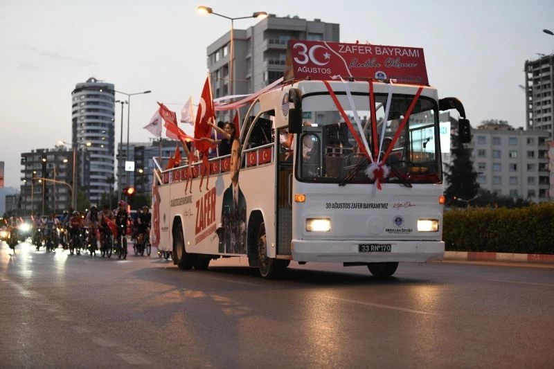 Yenişehir caddeleri bayram coşkusuyla aydınlandı
