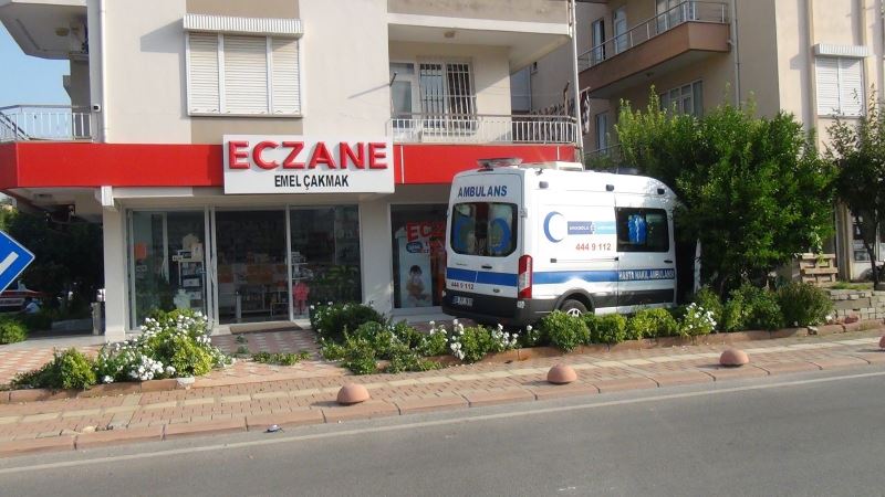 Yoldan çıkan ambulans az daha eczaneye giriyordu
