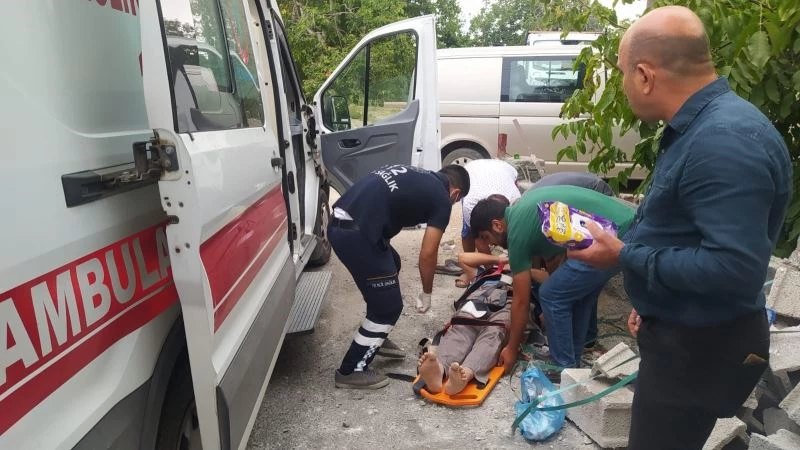 Yolda yürürken kamyondan başına briket düştü
