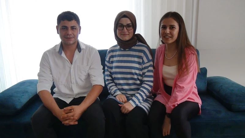 Düğünde altın yerine gelin ve damada sigara taktılar
