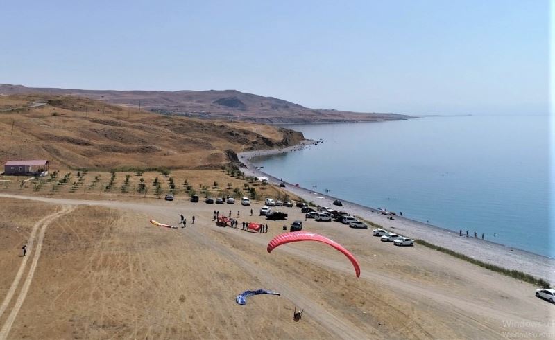 Tuşba Belediyesinden ‘30 Ağustos Zafer Bayramı Yamaç Paraşütü’ etkinliği
