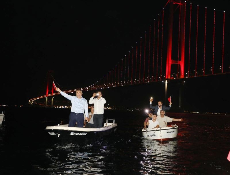 Başkan Şayir’den denizde fener alaylı kutlama
