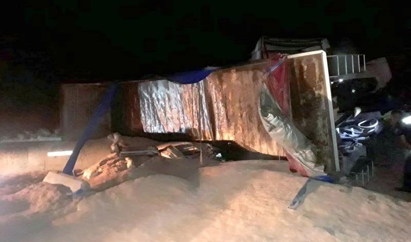 D-650 karayolunda tır bariyerlere çarptı, yem çuvalları yola savruldu
