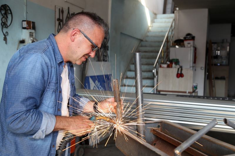 Bisikleti kırılınca kendi elektrikli bisikletini yaptı
