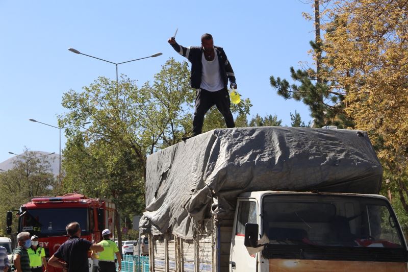 Adliye önünde bıçakla yüzünü parçalayıp, benzinle aracını yakmaya kalkıştı
