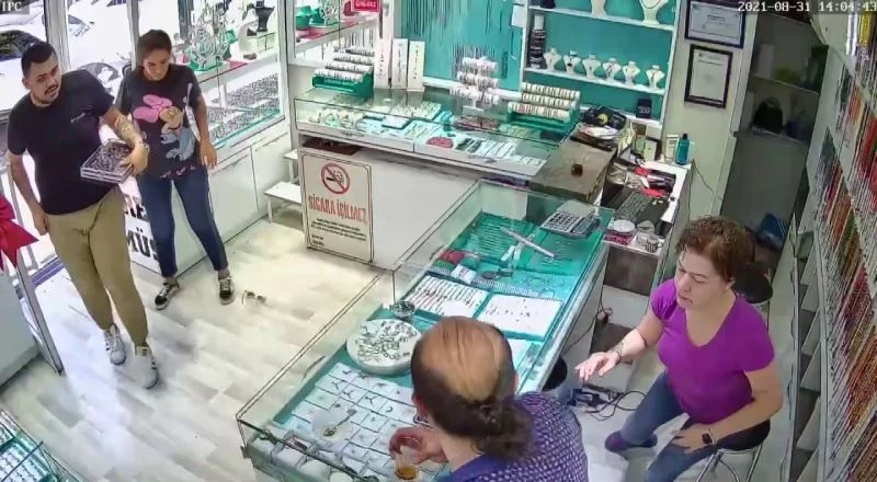 Afyonkarahisar’da deprem anında yaşananlar güvenlik kamerasında
