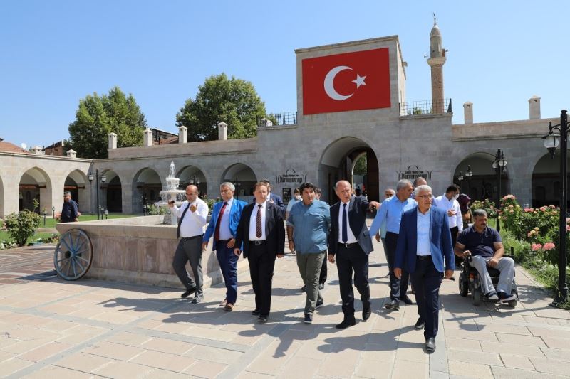 Başkan Güder, Balıkesir’den gelen misafirleri tarihi mekanlarda ağırladı
