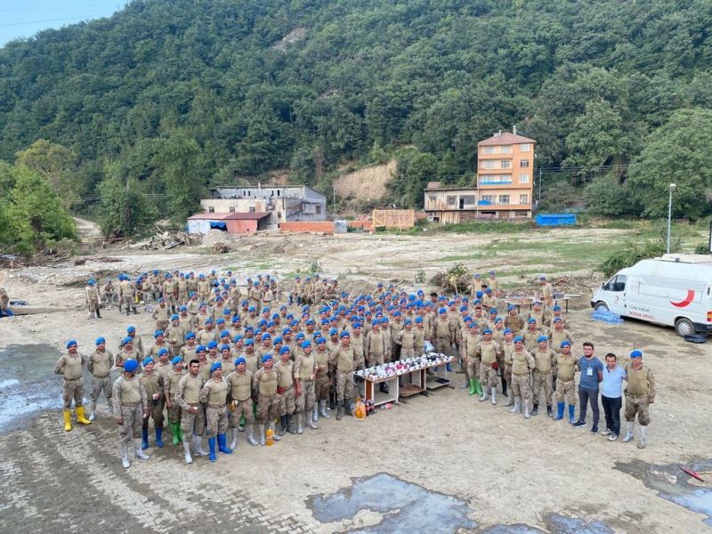 Ayancık’ta yaraları saran Mehmetçik’e doğum günü sürprizi
