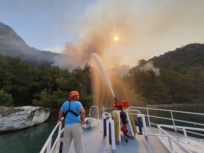 Ulaştırma ve Altyapı Bakanlığı, hızlı tahlisiye botu ile yangına denizden müdahale etti
