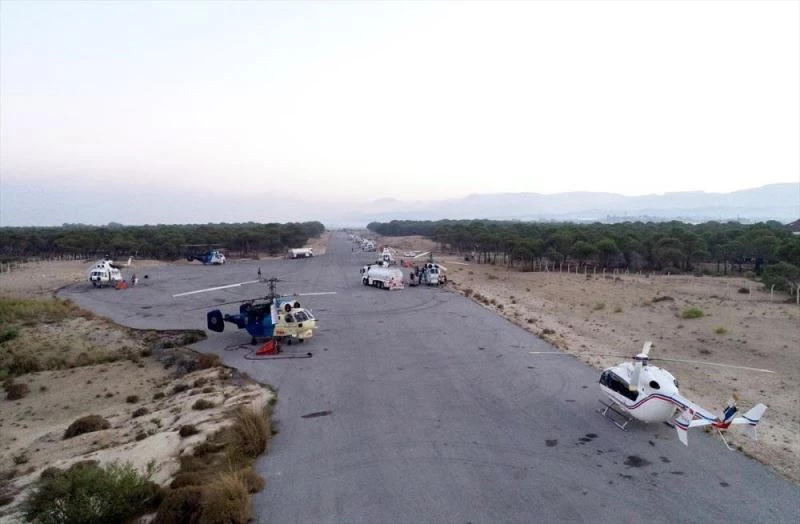 Hava araçları yangınları söndürmek için sabahın ilk ışıklarıyla havalanıp gün batımında piste dönüyor