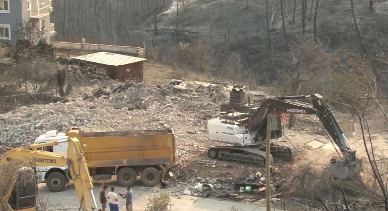 2 kişinin yanarak öldüğü Kalemler’de yanan evlerin yıkımına başlandı

