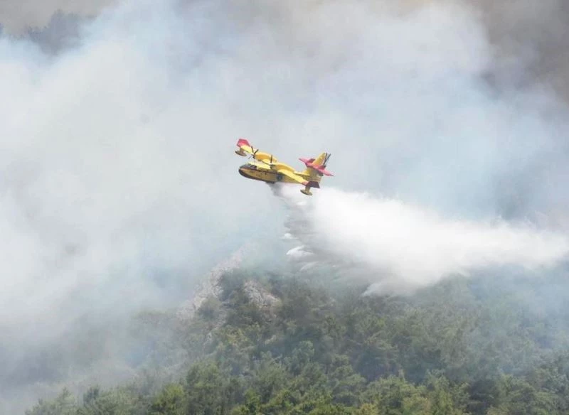 Uçakların biri gidip, biri geliyor
