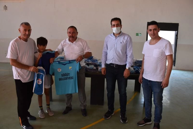 Yaz spor okullarındaki miniklere formaları dağıtıldı
