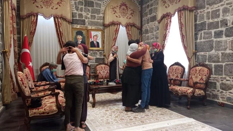 Evlat nöbetindeki 3 aile daha evladına kavuştu
