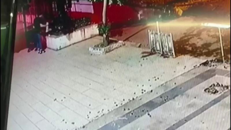 Üsküdar’da şahsın sokak kedisini yerden yere vurduğu anlar kamerada
