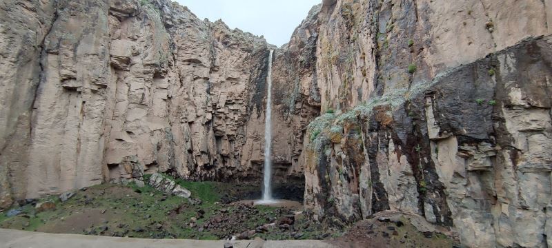 Sıcak hava bu yıl Yezidi Şelalesi erken kuruttu
