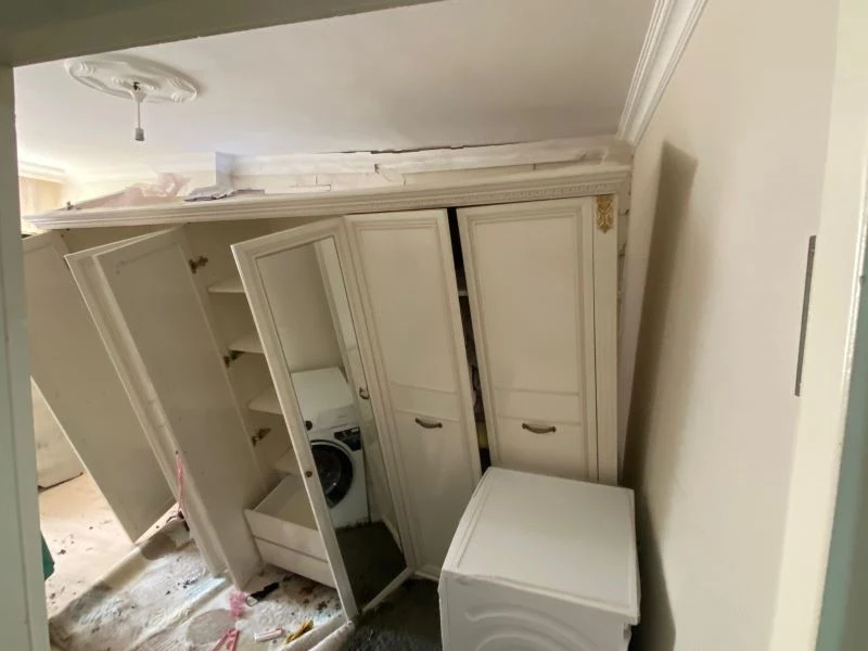  İnşaata beton dökümü sırasında yan evin duvarı yıkıldı, daire içine beton döküldü
