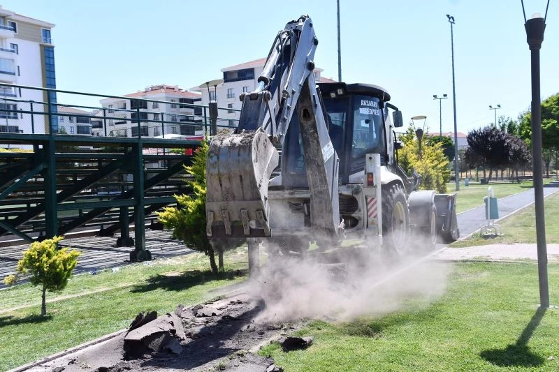 Aksaray’da oyun parklarının ve yürüyüş yollarının zemini yenileniyor
