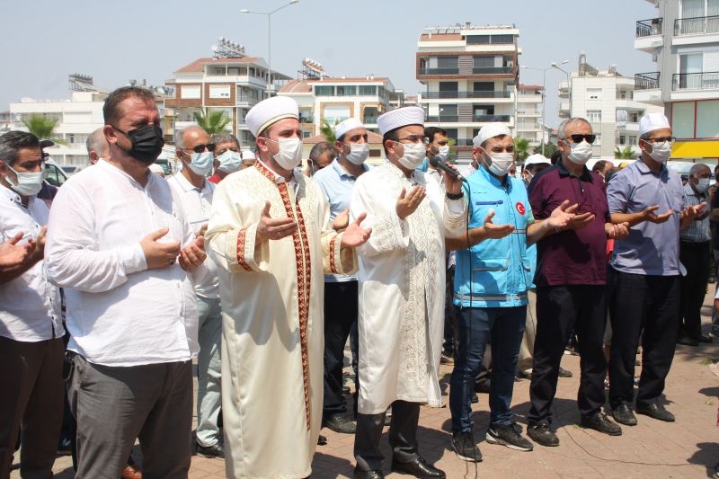 Yüzlerce kişi Manavgat’taki yangınların durması için yağmur duası yaptı
