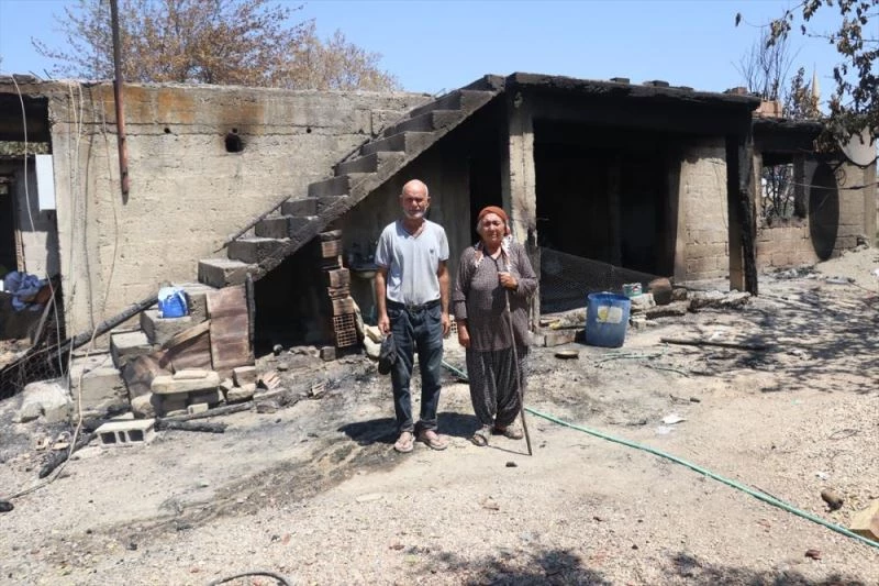 Orman yangınında evlerini kaybeden yaşlı çift, hayvanlarının da alevlerden etkilenmesinin üzüntüsünü yaşıyor