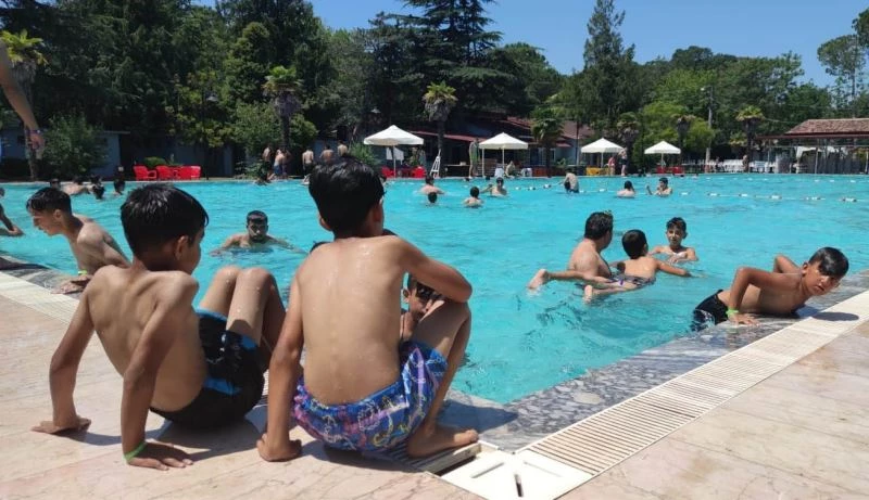 Bafra’da sıcaktan bunalanlar sosyal tesisleri doldurdu
