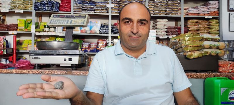 Yoldan geçen aracın tekerleğinden seken taş iş yerine mermi gibi girdi
