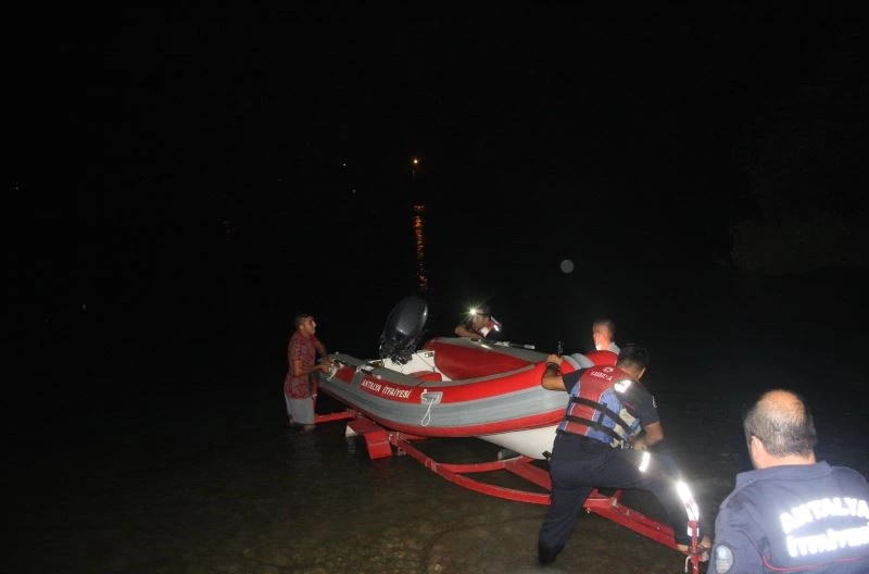 Balık tutmak isterken sular yükselince ırmakta mahsur kaldı

