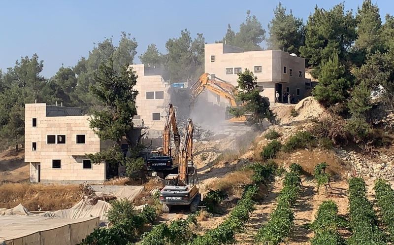 İsrail güçleri, Filistinli kardeşlere ait 3 evi yıktı
