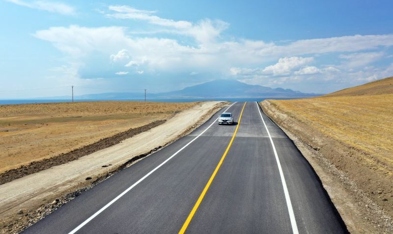 Mollakasım-Ayanıs yolu göz kamaştırıyor
