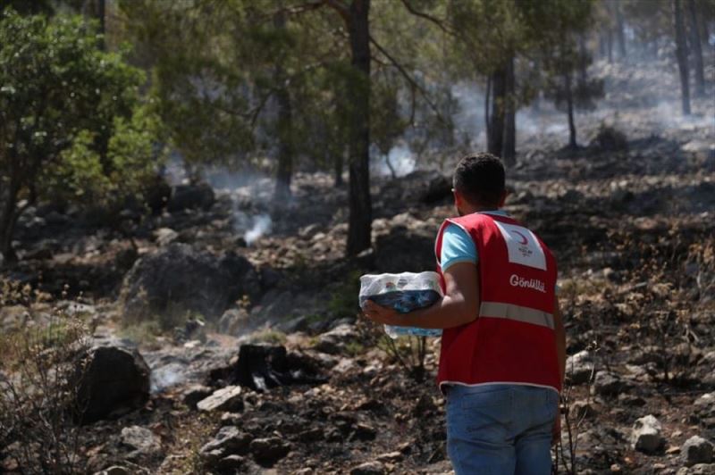 Türk Kızılay Mersin Şubesi orman yangınlarından etkilenen bölgelerde çalışmalarını sürdürüyor