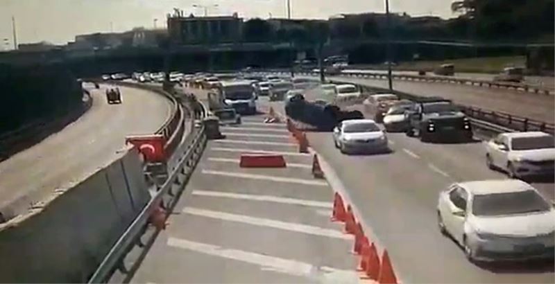 Avrasya Tüneli girişinde otomobil takla attı: Kaza anı kamerada
