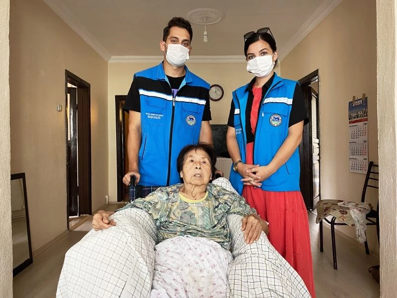 Bakımevine alınmayan 90 yaşındaki Japon kadının elinden belediye tuttu
