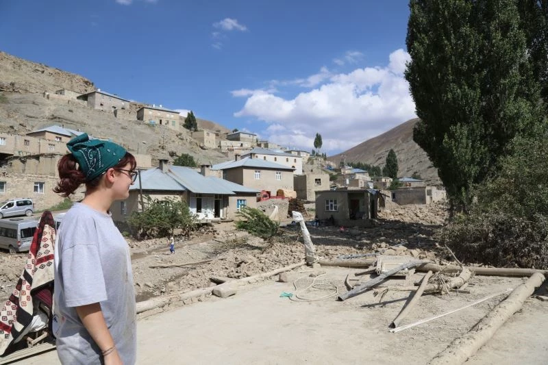 Kahraman kız, kanser hastası halasını sırtında taşıyarak selden kurtardı
