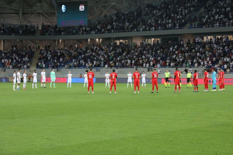 Dinamo Batumi-Sivasspor maçı öncesi yangınlarda hayatını kaybedenler için saygı duruşu
