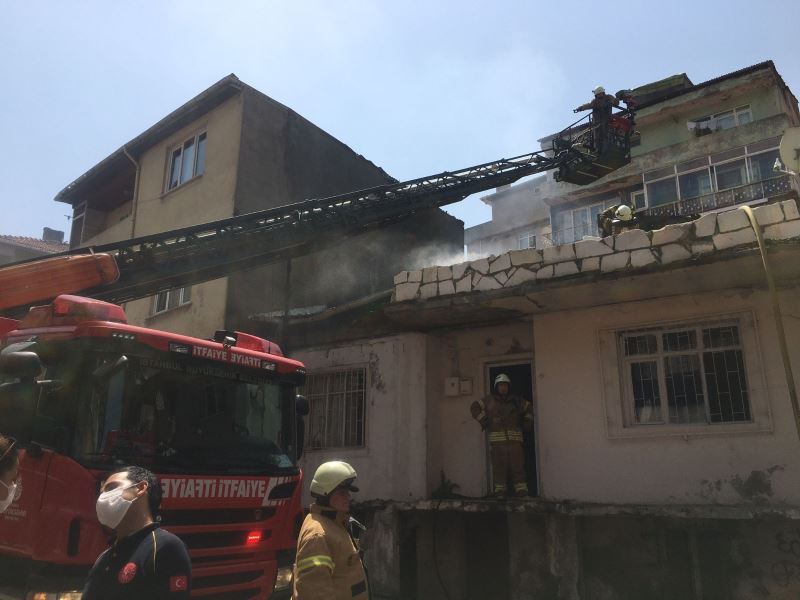 Kadıköy’de çatı alev aldı, alt katta uyuyan adamı eşi kurtardı

