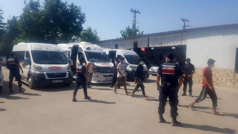 İzinsiz yabancı uyruklu işçi çalıştıran mermer ocağına baskın: 107 kişi yakalandı
