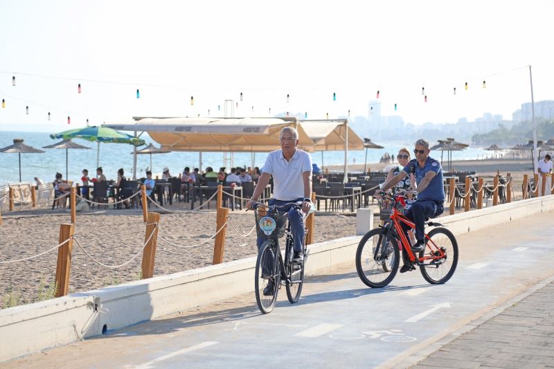 Başkan Tarhan’dan aile plajında bisikletli denetim
