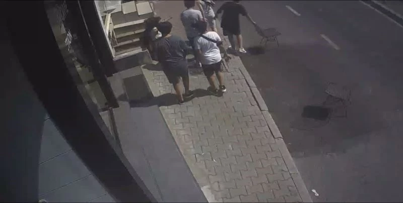 (Özel) İstanbul’da görünmez kaza kamerada: Arkadaşlarıyla konuşurken boşluğa düştü
