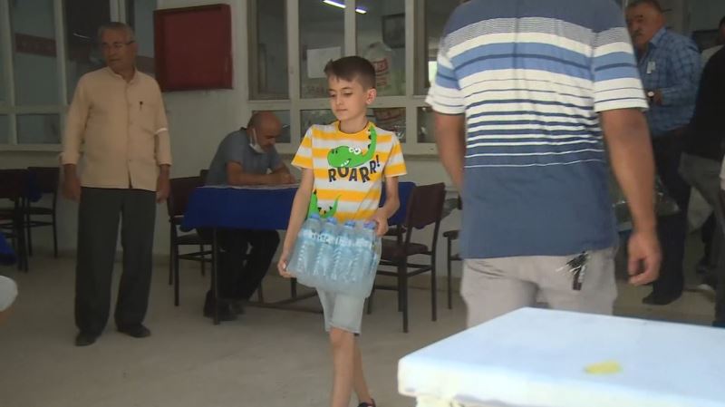 11 yaşındaki Mustafa, yangın bölgesindeki arkadaşları için masa ve sandalyesini gönderdi
