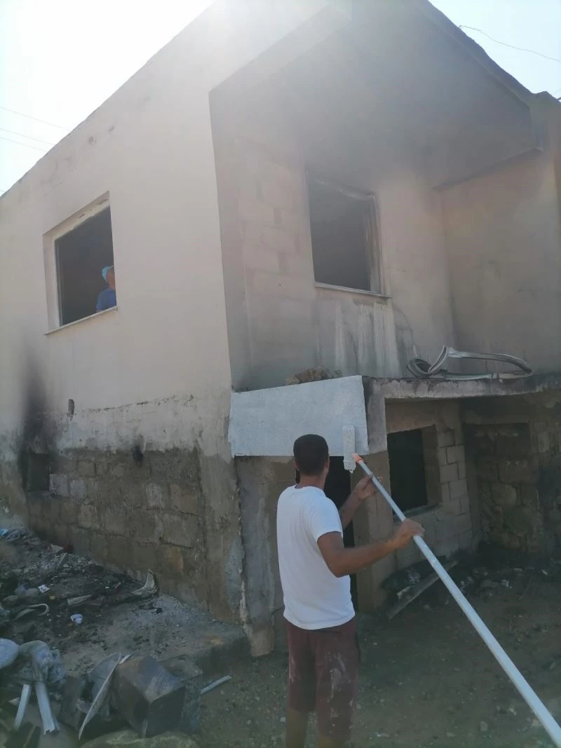 Aydıncık yangınında zarar gören evler tamir ediliyor
